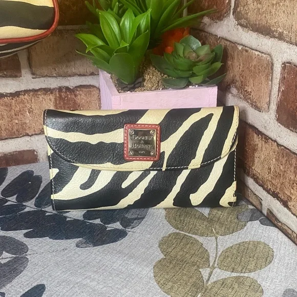 Dooney & Bourke Black & Cream Zebra Print Shoulder Bag with wallet & coin pouch - Picture 6 of 11